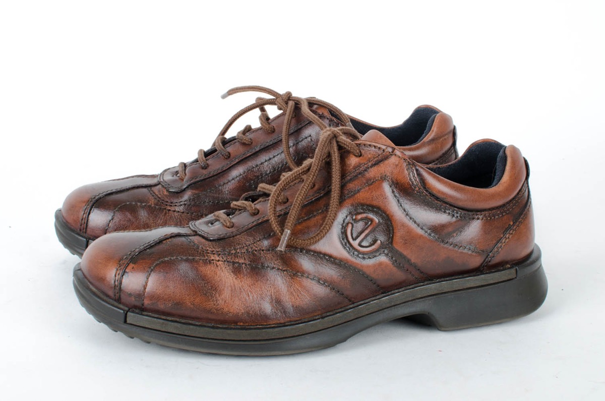 ecco light shoes brown